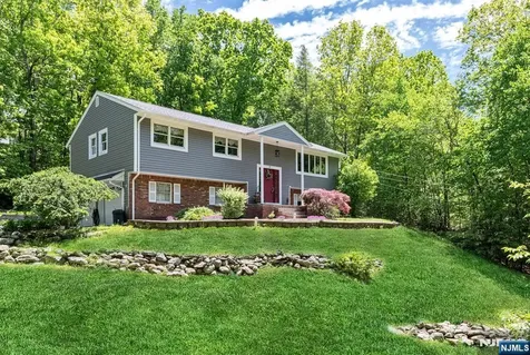 19 Rabbit Run West Milford NJ 07435