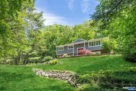 19 Rabbit Run West Milford NJ 07435