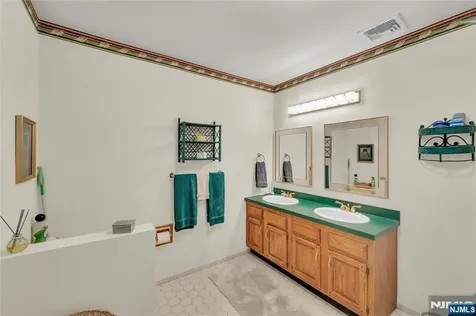 6 Jay Street Old Tappan NJ 07675