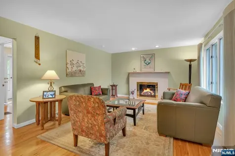 9 Ryerson Avenue Oakland NJ 07436