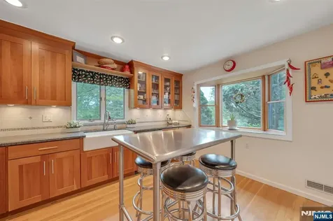 9 Ryerson Avenue Oakland NJ 07436