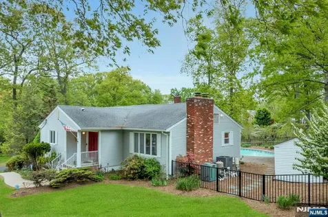 9 Ryerson Avenue Oakland NJ 07436