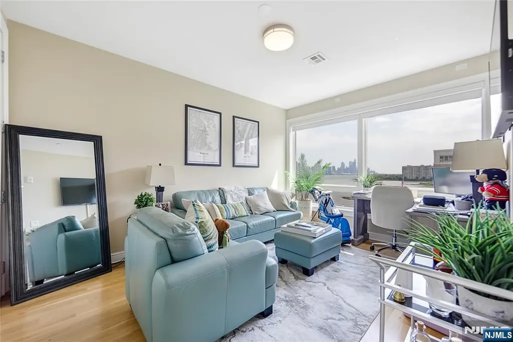 15 Somerset Lane Edgewater NJ 07020