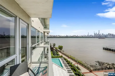 15 Somerset Lane Edgewater NJ 07020