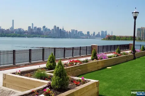 15 Somerset Lane Edgewater NJ 07020