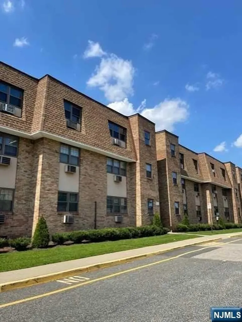 220 Meadow Lane Secaucus NJ 07094
