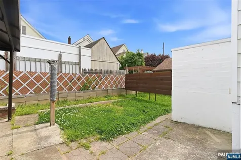 45 Avenue B Lodi NJ 07644