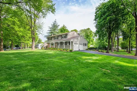 102 Robertson Drive Wyckoff NJ 07481