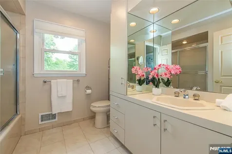 102 Robertson Drive Wyckoff NJ 07481