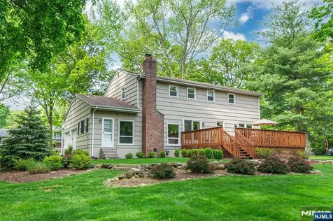 102 Robertson Drive Wyckoff NJ 07481