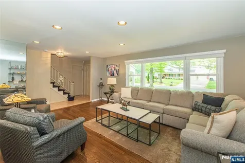 102 Robertson Drive Wyckoff NJ 07481