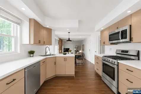 102 Robertson Drive Wyckoff NJ 07481