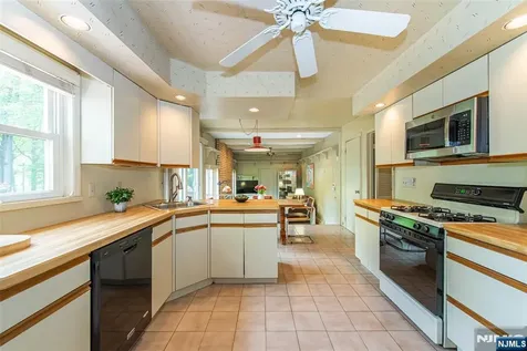 102 Robertson Drive Wyckoff NJ 07481