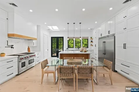 284 Castle Drive Englewood Cliffs NJ 07632