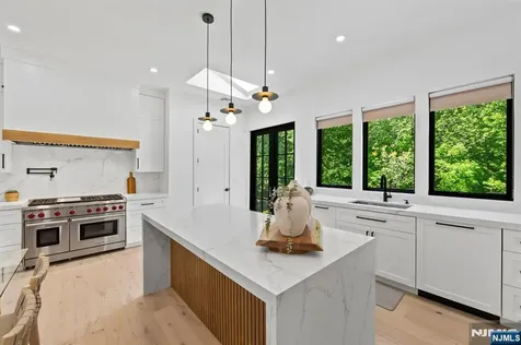 284 Castle Drive Englewood Cliffs NJ 07632