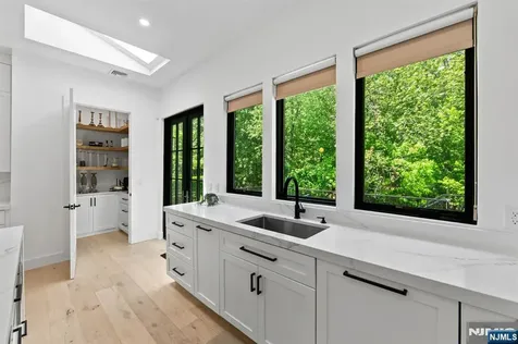 284 Castle Drive Englewood Cliffs NJ 07632