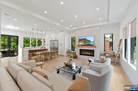 284 Castle Drive Englewood Cliffs NJ 07632