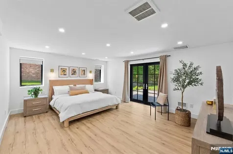 284 Castle Drive Englewood Cliffs NJ 07632