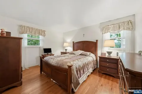 32 Crestwood Avenue Nutley NJ 07110