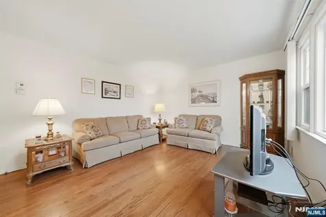 32 Crestwood Avenue Nutley NJ 07110