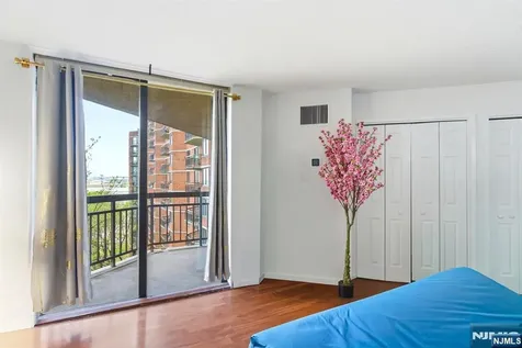 831 Harmon Cove Tower Secaucus NJ 07094