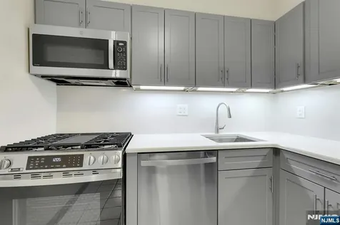 2000 Linwood Fort Lee NJ 07024