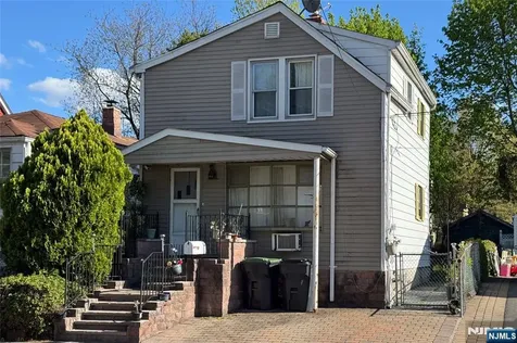 32 Phelps Avenue Bergenfield NJ 07621