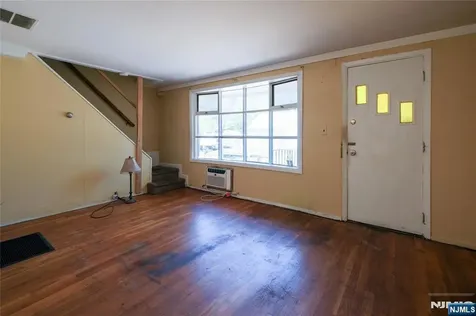 32 Phelps Avenue Bergenfield NJ 07621