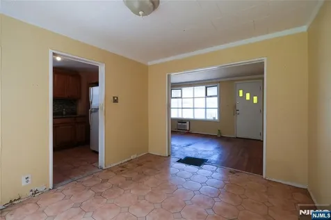 32 Phelps Avenue Bergenfield NJ 07621
