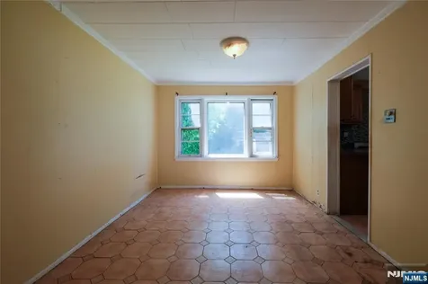 32 Phelps Avenue Bergenfield NJ 07621