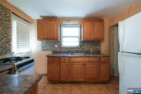 32 Phelps Avenue Bergenfield NJ 07621