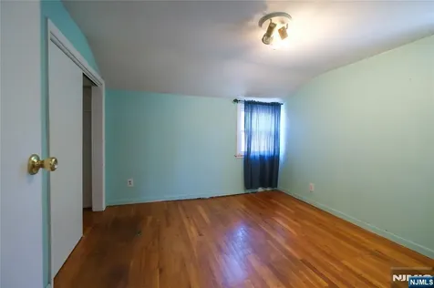 32 Phelps Avenue Bergenfield NJ 07621