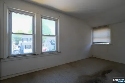 32 Phelps Avenue Bergenfield NJ 07621