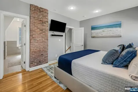 18 Gardiner Place Montclair NJ 07042