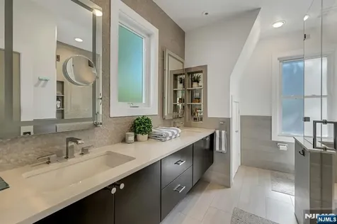18 Gardiner Place Montclair NJ 07042