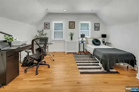 18 Gardiner Place Montclair NJ 07042