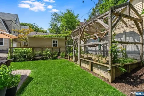 18 Gardiner Place Montclair NJ 07042