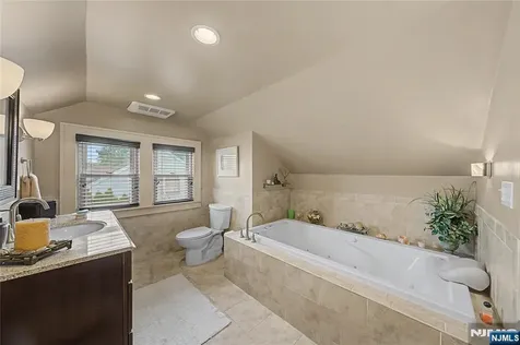287 Madison Avenue New Milford NJ 07646