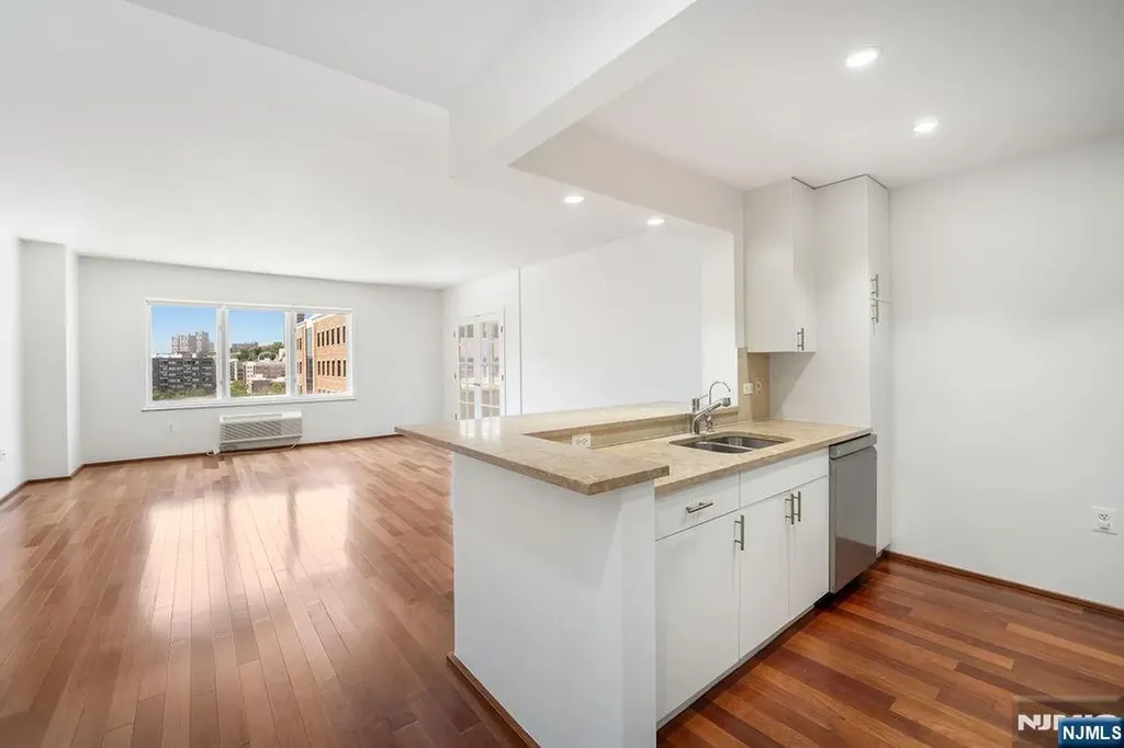 2305 City Place Edgewater NJ 07020
