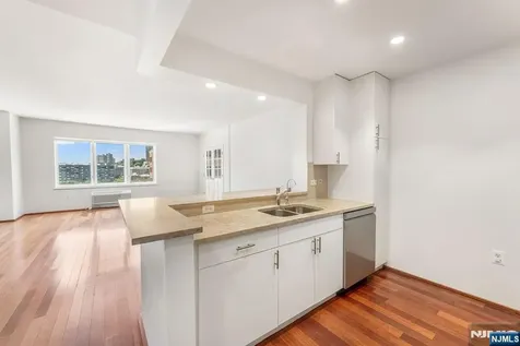 2305 City Place Edgewater NJ 07020
