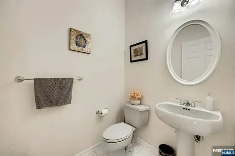 6 Boulder Run Oakland NJ 07436