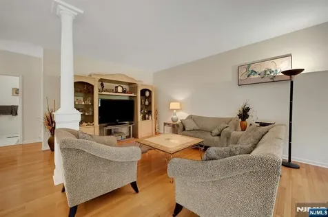 6 Boulder Run Oakland NJ 07436