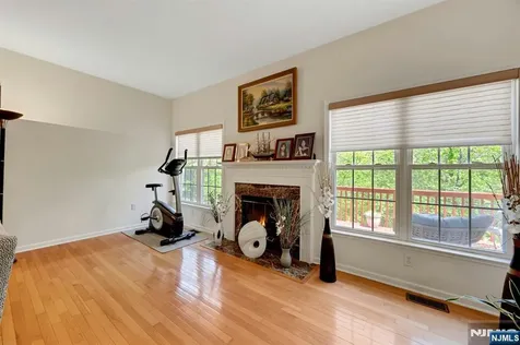 6 Boulder Run Oakland NJ 07436
