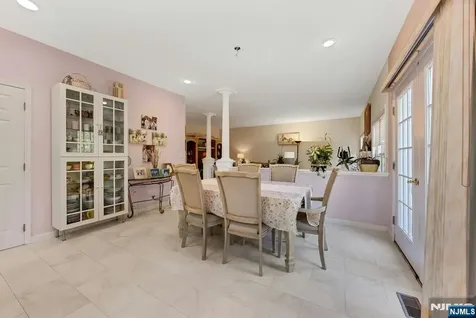 6 Boulder Run Oakland NJ 07436