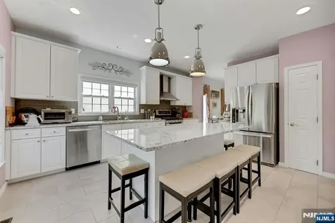 6 Boulder Run Oakland NJ 07436