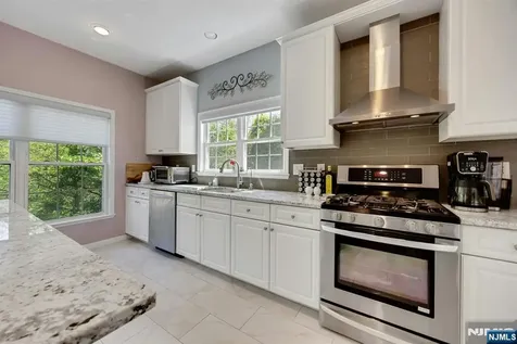6 Boulder Run Oakland NJ 07436