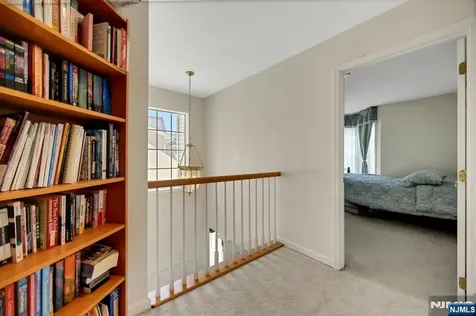 6 Boulder Run Oakland NJ 07436