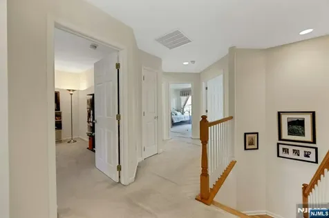 6 Boulder Run Oakland NJ 07436