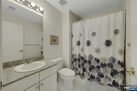 6 Boulder Run Oakland NJ 07436