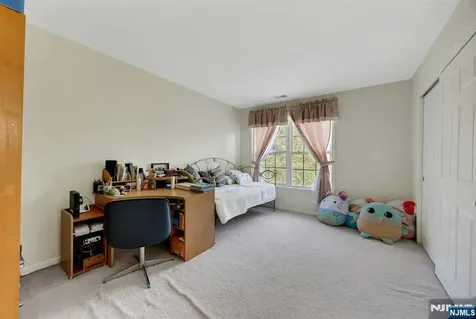 6 Boulder Run Oakland NJ 07436